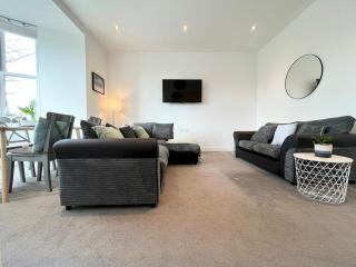 Spacious Apartment~Parking~Close to Seafront - 0