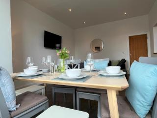 Spacious Apartment~Parking~Close to Seafront - 7