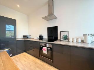 Spacious Apartment~Parking~Close to Seafront - 5