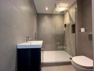 Spacious Apartment~Parking~Close to Seafront - 4