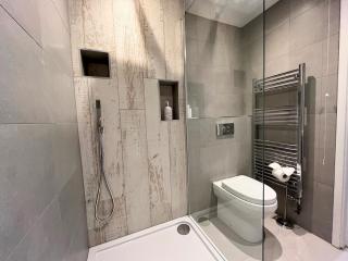Spacious Apartment~Parking~Close to Seafront - 3