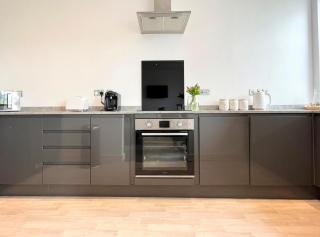 Spacious Apartment~Parking~Close to Seafront - 1