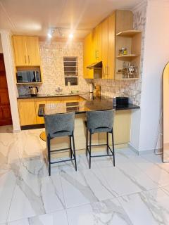 Quiet, Laid back and Mature Apartment - 2