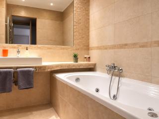 5 min from Papageorgiou Free Indoor Parking - 8