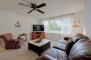 Lakefront Cabin w/ Patio in Havana! - 7