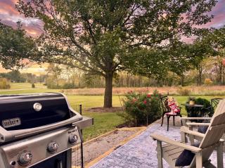 Set on peaceful 5 acres, 5 min from town, Private Building, Level 2 EV Charger - Bloomington - 9