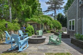 Spacious w Large Outdoor Area Fire Pit - 0