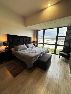 Heated Indoor Pool with GYM and free parking - 9