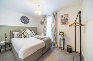 Sittingbourne 2 Bed 2 Bath - Free Parking - Station 5 min walk - 6