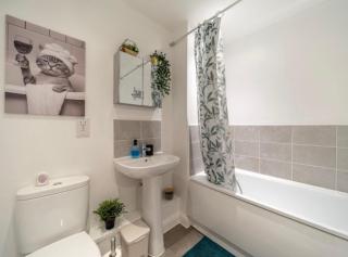 Sittingbourne 2 Bed 2 Bath - Free Parking - Station 5 min walk - 4