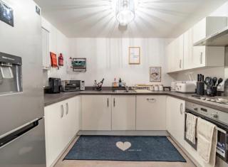 Sittingbourne 2 Bed 2 Bath - Free Parking - Station 5 min walk - 3