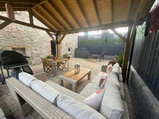 Cottage Sleeps 5 with Parking and Garden - 1
