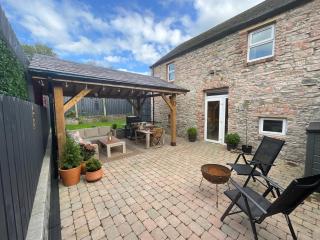 Cottage Sleeps 5 with Parking and Garden - 2
