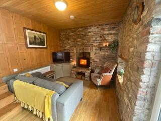 Cottage Sleeps 5 with Parking and Garden - 4