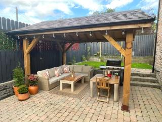 Cottage Sleeps 5 with Parking and Garden - 3