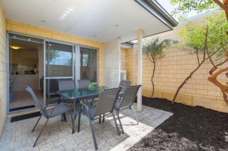 Fresh & Stylish Beeliar Escape | Near Coogee Beach - 9