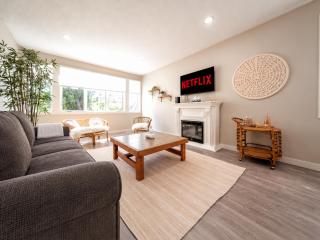 BoHo House-Sleeps 17-Garage-3 Kitchens-Fireplace - 8
