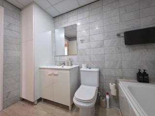 NEW Central 1 Bed w Pool, Darts & Can Sleep Up To 6 Guests - 1