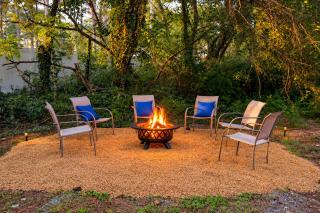 Pet-Friendly Home: Fire Pit & Winter Escape -  - 8