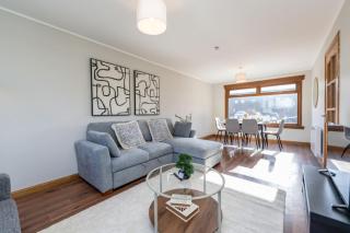 Free Parking Sleeps 6 3 Bedrooms Stunning Interior - 2