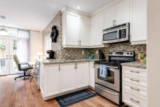 3BR Casa close to Woodbine Beach with deck area and WFH - 2