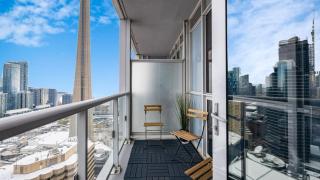 Luxury CN Tower View King Bed Balcony FREE PARK - Toronto - 9