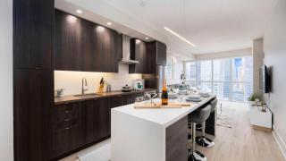 Luxury CN Tower View King Bed Balcony FREE PARK - Toronto - 3
