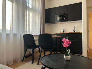 Minimalist Design Studio by Rentez - Prag - 7