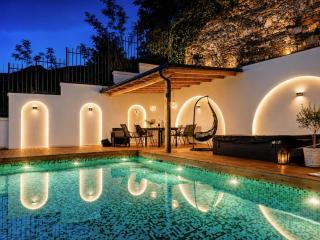 Luxe Villa Heated Winter pool & Jacuzzi - 0
