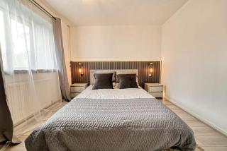 Modern 1BR Apt Netflix Parking M6 Access - 9