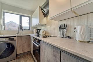Modern 1BR Apt Netflix Parking M6 Access - 8