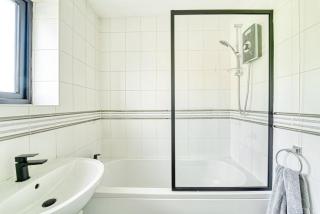 Modern 1BR Apt Netflix Parking M6 Access - 5
