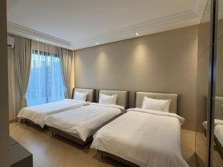 Upgraded 4 master Bedrooms and maidroom with pool Center of Hatta - 2