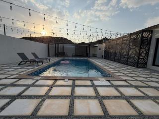 Upgraded 4 master Bedrooms and maidroom with pool Center of Hatta - 6