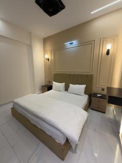 Monarch Suites - 9