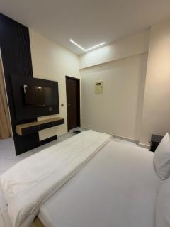 Monarch Suites - 8