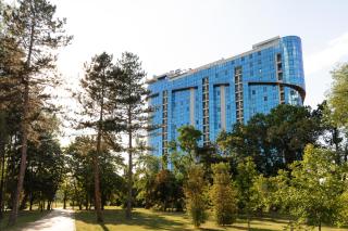 Central Luxury 2-Bedroom Apartment with Private Parking - 0