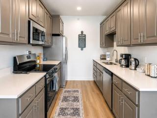 Elegant 2 Bed 2 Bath - Downtown - Free Parking, Suite #101 - 8