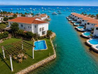 Great sea front villa with a private beach, pool 6 rooms - 0
