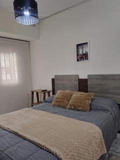 Moderno Estudio PB Céntrico - A 2 cuadras Av San Martin - 10 min Aeropuerto - 5 min Terminal - Entrada Autónoma - 1