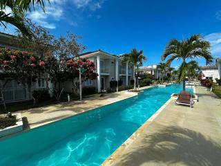 Casa toda climatizada com 2 suítes, gourmet privativo e internet 300MBPS no Residencial Monte das Oliveiras em Arraial D'Ajuda , condomínio com piscinas, sauna e portaria 24hrs. - 1