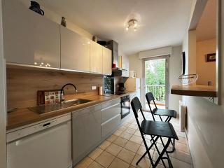 Spacieux appartement refait à neuf avec balcon et garage, proche centre-ville - 2