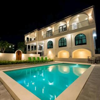 Villa 4 Kamar Tidur Dengan Kolam Renang Pribadi - 0