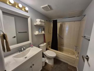 Bright & Cozy Getaway Near Garden City Mall - 3