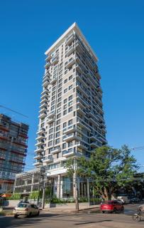 Prime Location One-Bedroom Near the Mall - 4