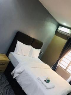 Dee's Da Royale Hospitality Ltd - 4