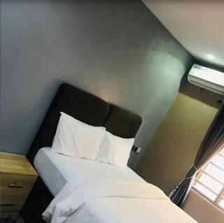 Dee's Da Royale Hospitality Ltd - 1