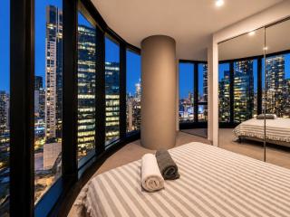 Skyline Suites - Stylish Corner Suite, City Views - 9