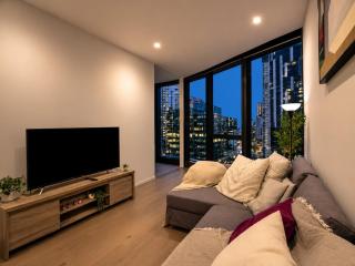 Skyline Suites - Stylish Corner Suite, City Views - 7