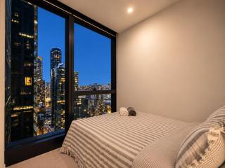 Skyline Suites - Stylish Corner Suite, City Views - 5